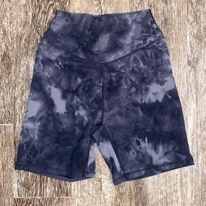 Kamo fitness yoga shorts • Size medium, high-waisted, 6” inseam